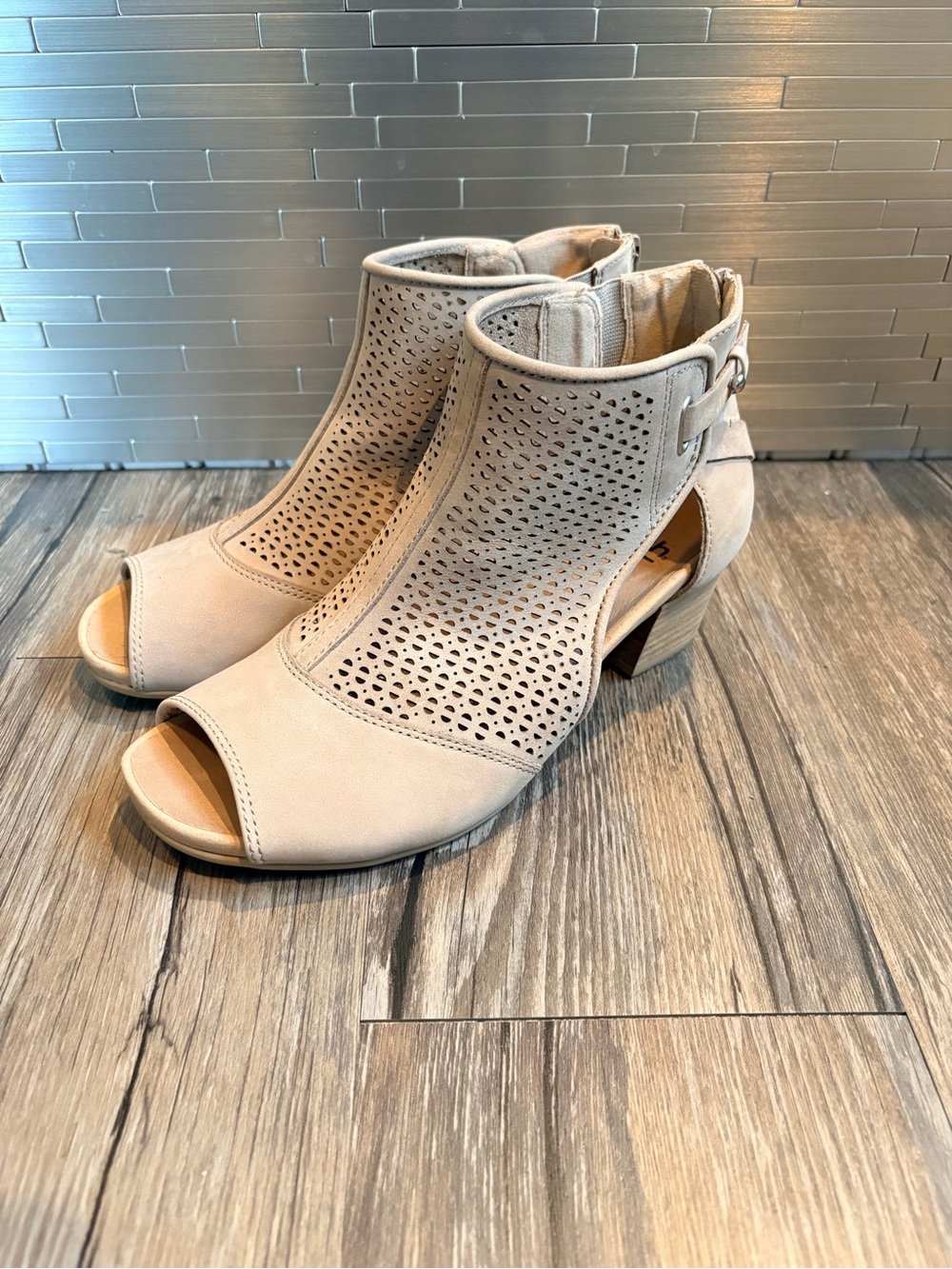 Earth shoes Ivy Sahara Open-Toe Perforated Ankle Bootie - coco size 7.5